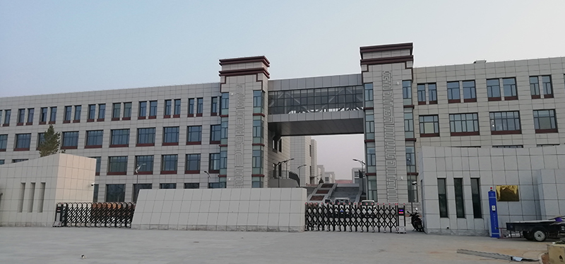 鄂爾多斯市蒙古族學(xué)校電教室電腦桌，安裝升降屏風(fēng)桌