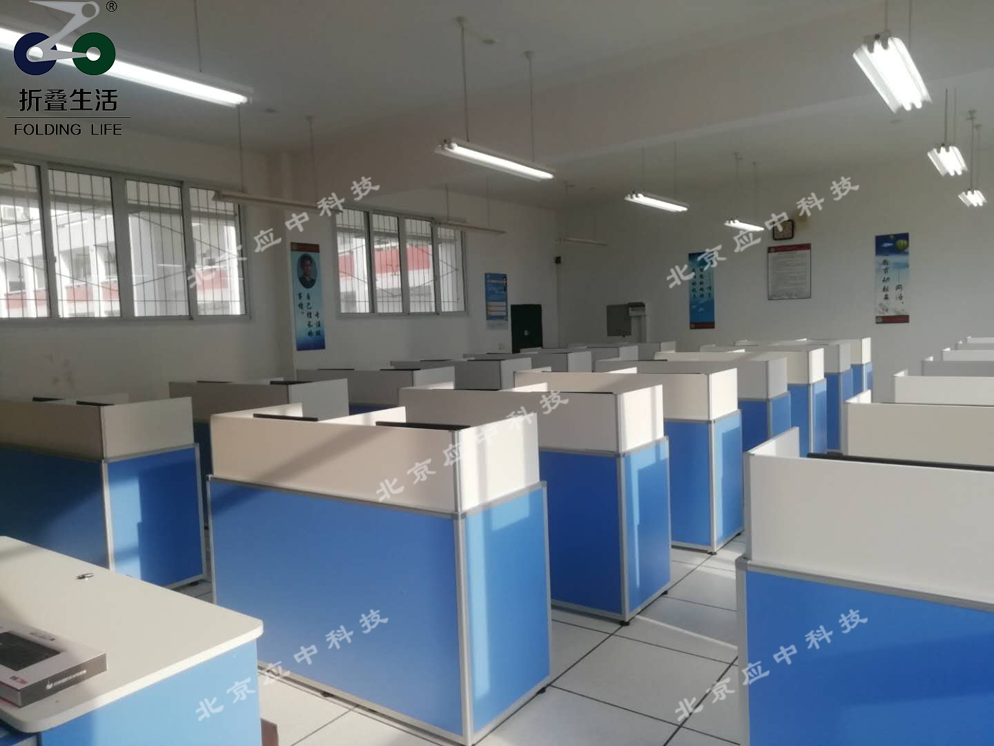 應中科技：升降屏風桌由升降系統(tǒng)與傳統(tǒng)課桌結(jié)合設計而成
